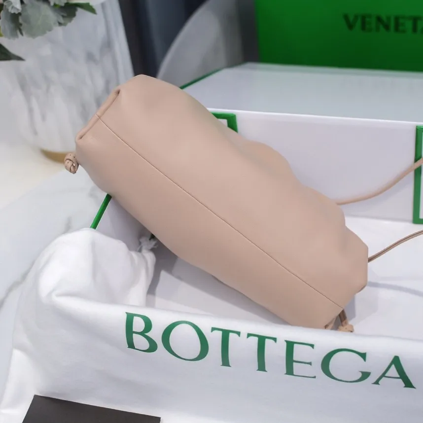 Batch 1120 Bottega Veneta cloud bag ☁️POUCH series original plain calfskin, super low-key and attractive, soft and casual. Major internet celebrity bloggers are crazy about calling it fashionable and classy, ​​lazy and intellectual. Small size: 23*13*8 (small cloud plain) nude pink, model: 6671